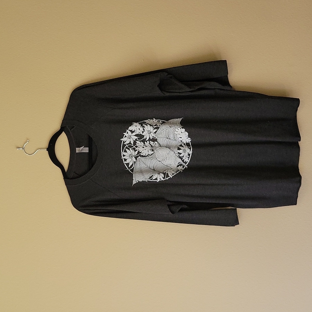 Unisex custom graphic screenprint bat shirt xl, never worn like new!
